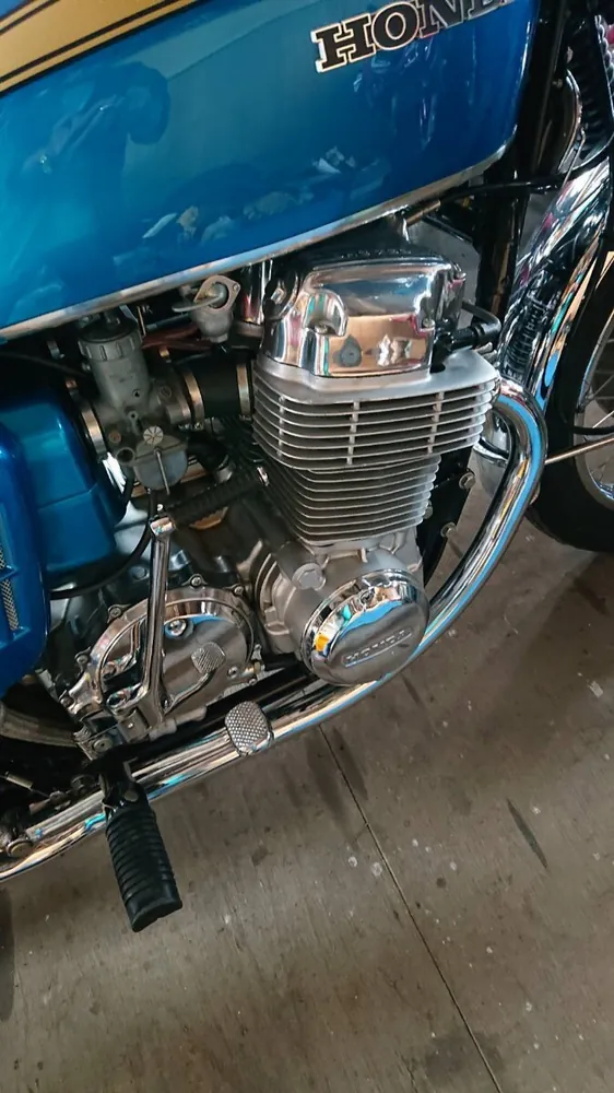 CB750 в японском складе-коллекции среди другой классики
